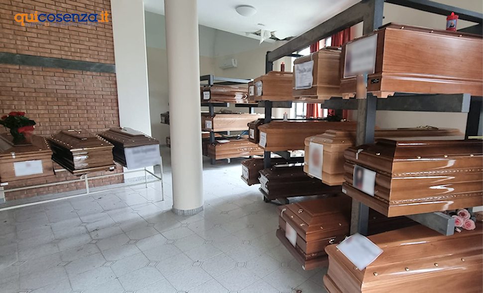 Bare in attesa cimitero Cosenza 02