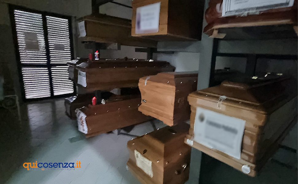 Bare in attesa cimitero Cosenza 04