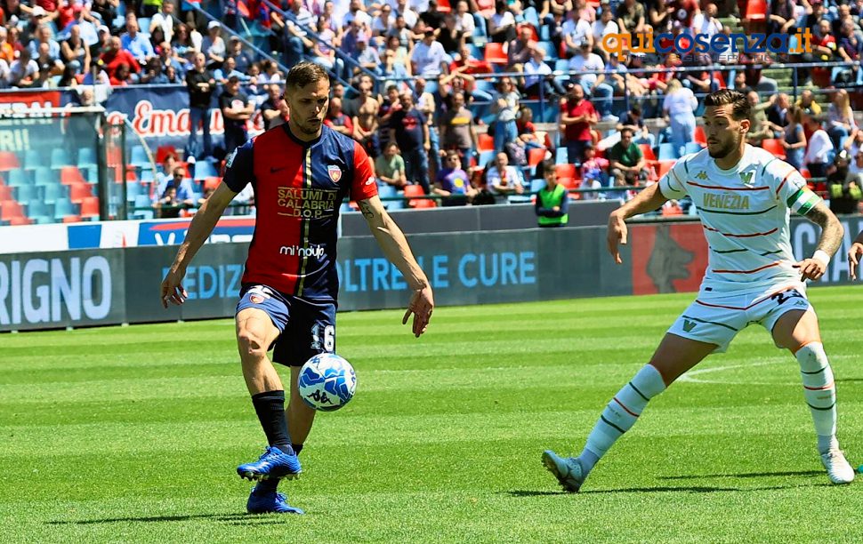 Cosenza Venezia azione. Serie B