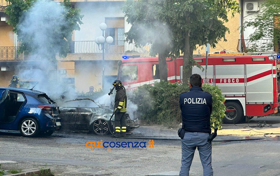 Cosenza incendio auto 01