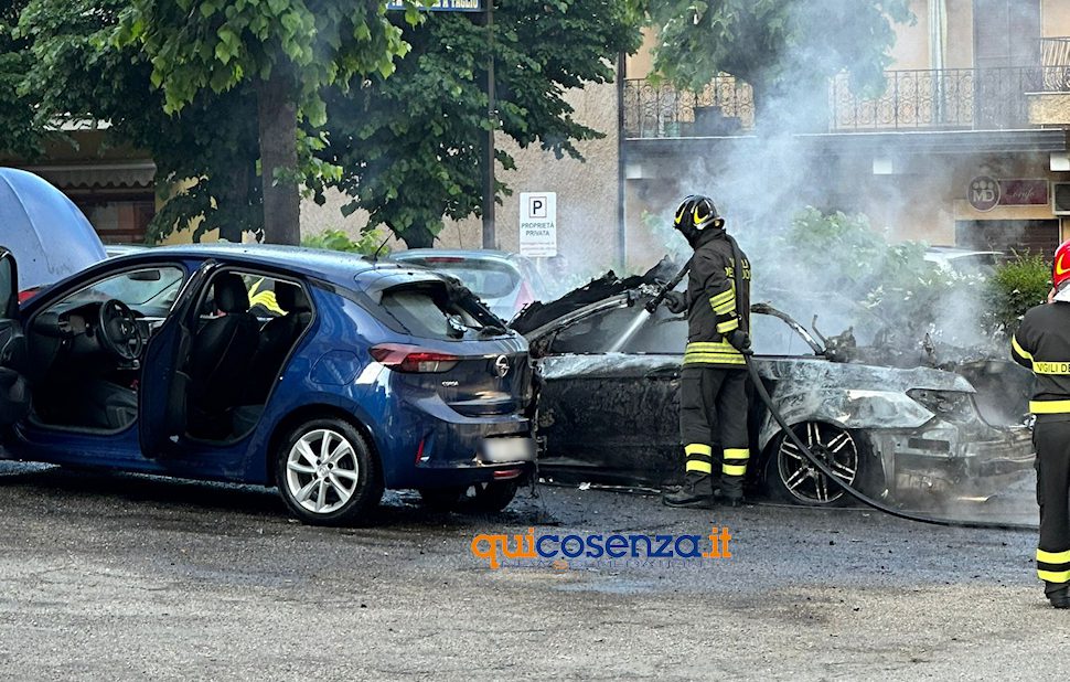Cosenza incendio auto 02