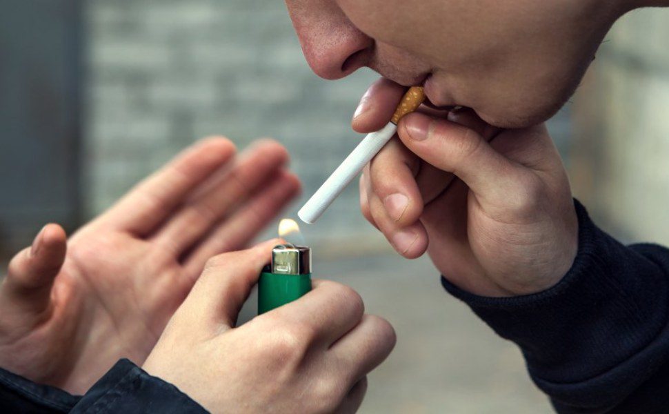 Fumo ragazzi adolescenti