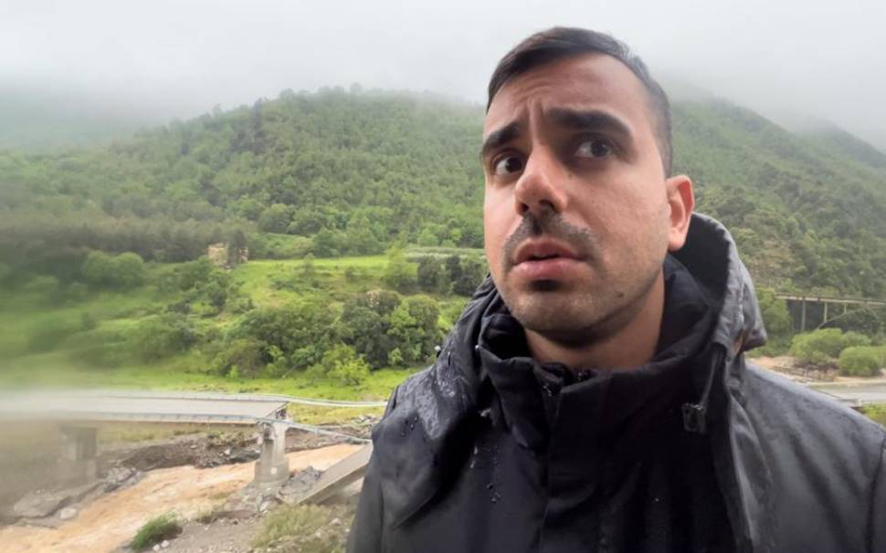 Il consigliere Davide Tavernise e alle sue spalle il crollo del viadotto Sila-Mare