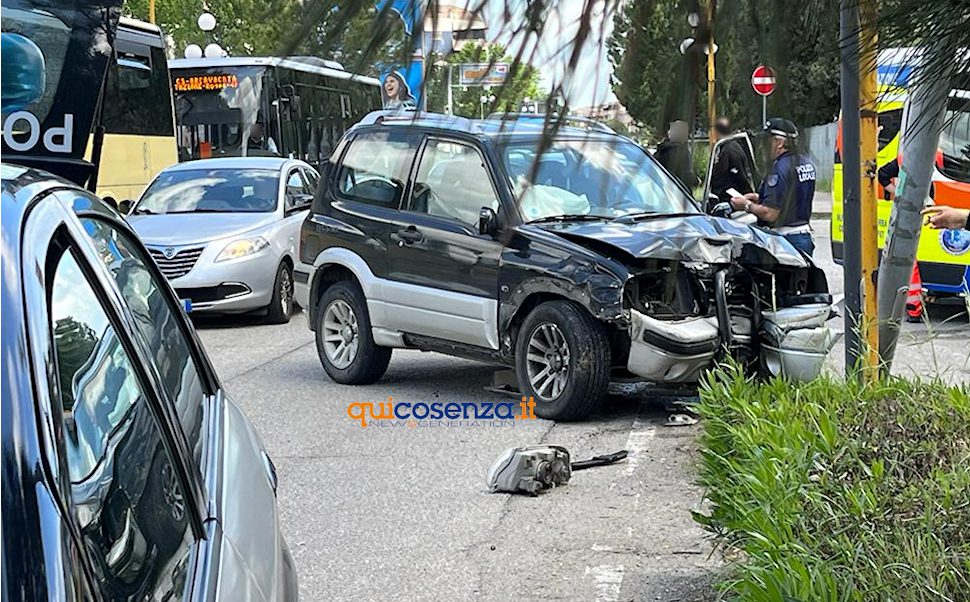Incidente a Rende, auto si schianta contro un palo: un ferito 52 Incidente Rende 01