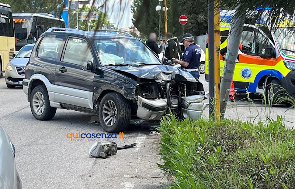 Incidente a Rende, auto si schianta contro un palo: un ferito 51 Incidente Rende 02