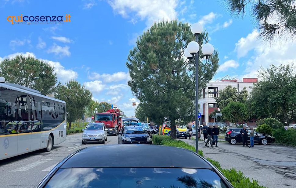 Incidente a Rende, auto si schianta contro un palo: un ferito 54 Incidente Rende 03