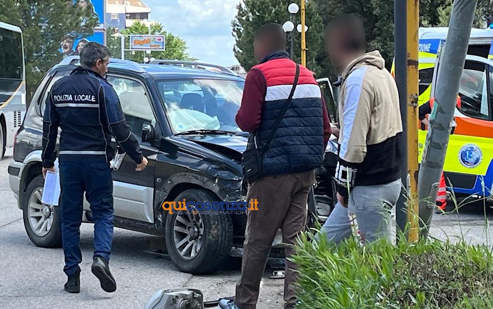 Incidente a Rende, auto si schianta contro un palo: un ferito 55 Incidente Rende 04