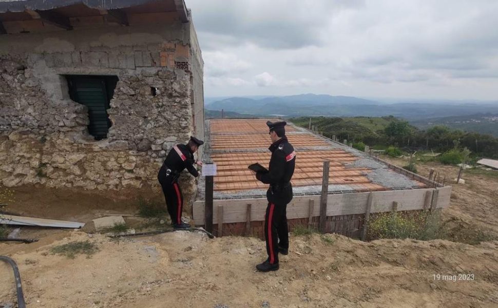 Manufatti costruiti senza autorizzazione denunciato un 66enne