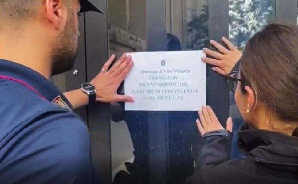 Polizia sequestro vibo provvedimento questore