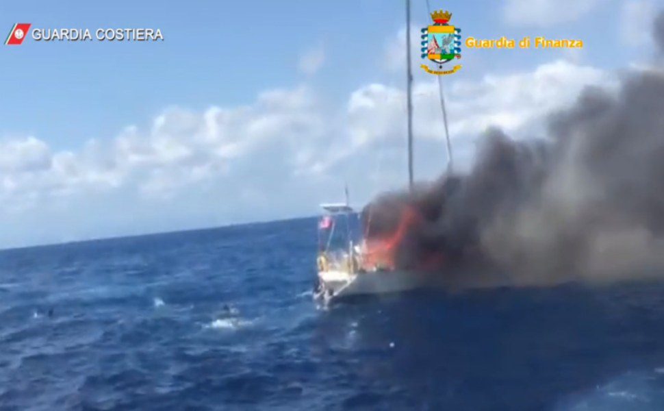 barcone incendio crotone finanzieri eroi