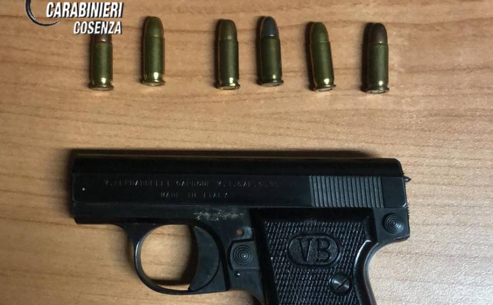 carabinieri cosenza mendicino pistola 54enne