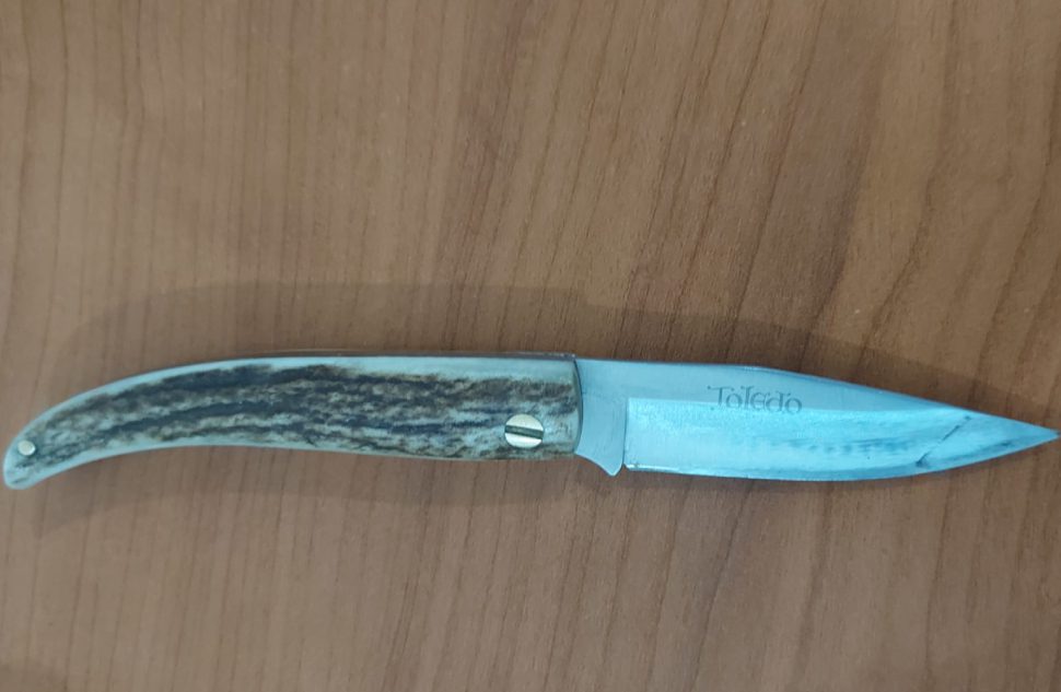 Cosenza: viola la sorveglianza speciale e aggredisce i poliziotti, arrestato 60enne 51 coltello