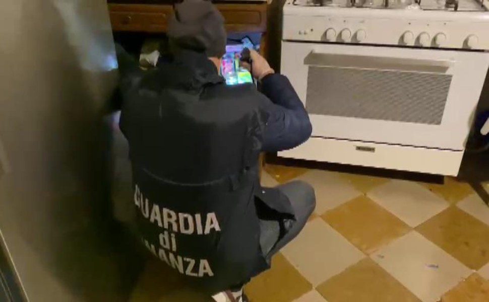 guardia finanza bologna cocaina crotone 01