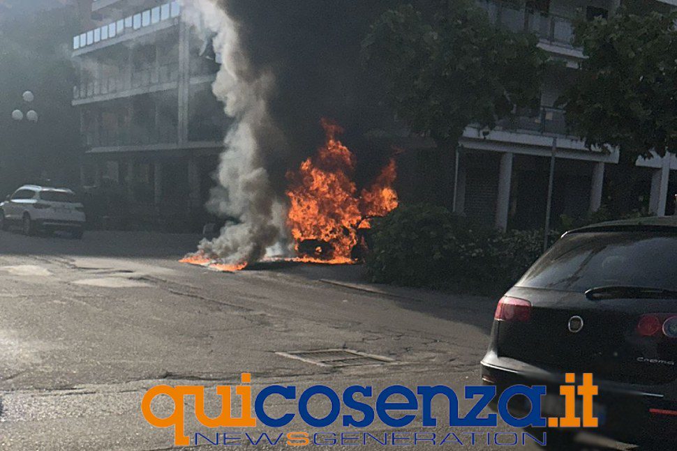 incendio auto rende 1