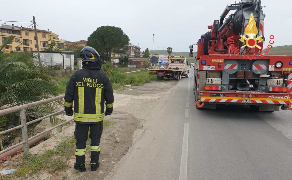 incidente crotone auto canale 2 vittime 02