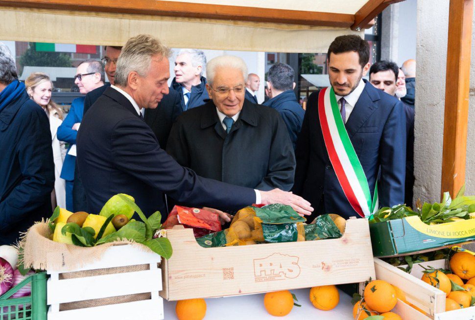 mattarella al macfruit stand Calabria 1