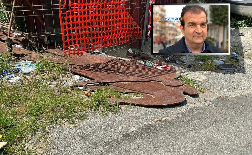 Scultura Sergio cosmai immondizia_ Mario Occhiuto