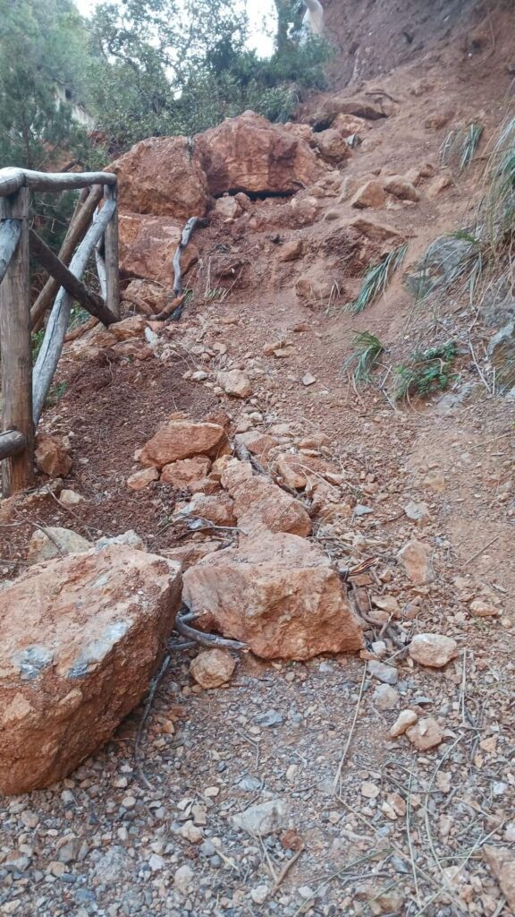 'Arcomagno, altro che tutela: scaricati nell’acqua massi e terra di frana' 55 347397152 585681283749234 1512032818062586771 n