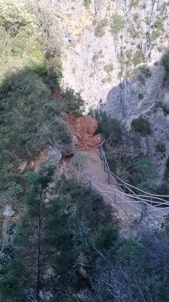 'Arcomagno, altro che tutela: scaricati nell’acqua massi e terra di frana' 52 347441845 585681263749236 2625313593108608222 n
