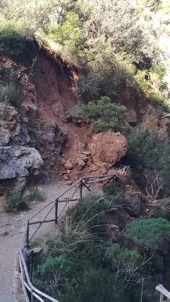 'Arcomagno, altro che tutela: scaricati nell’acqua massi e terra di frana' 54 347584934 585681270415902 1307453081735905936 n