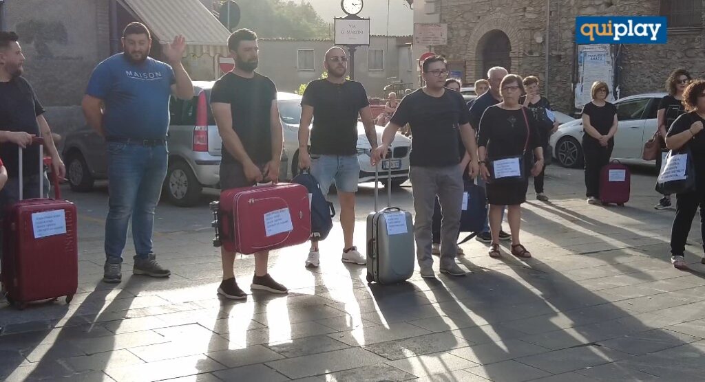 Longobucco, Flash Mob e protesta: «isolati e senza servizi, rischiamo lo spopolamento» 1 FOTO LONGOBUCCO 2023 06 23 122752