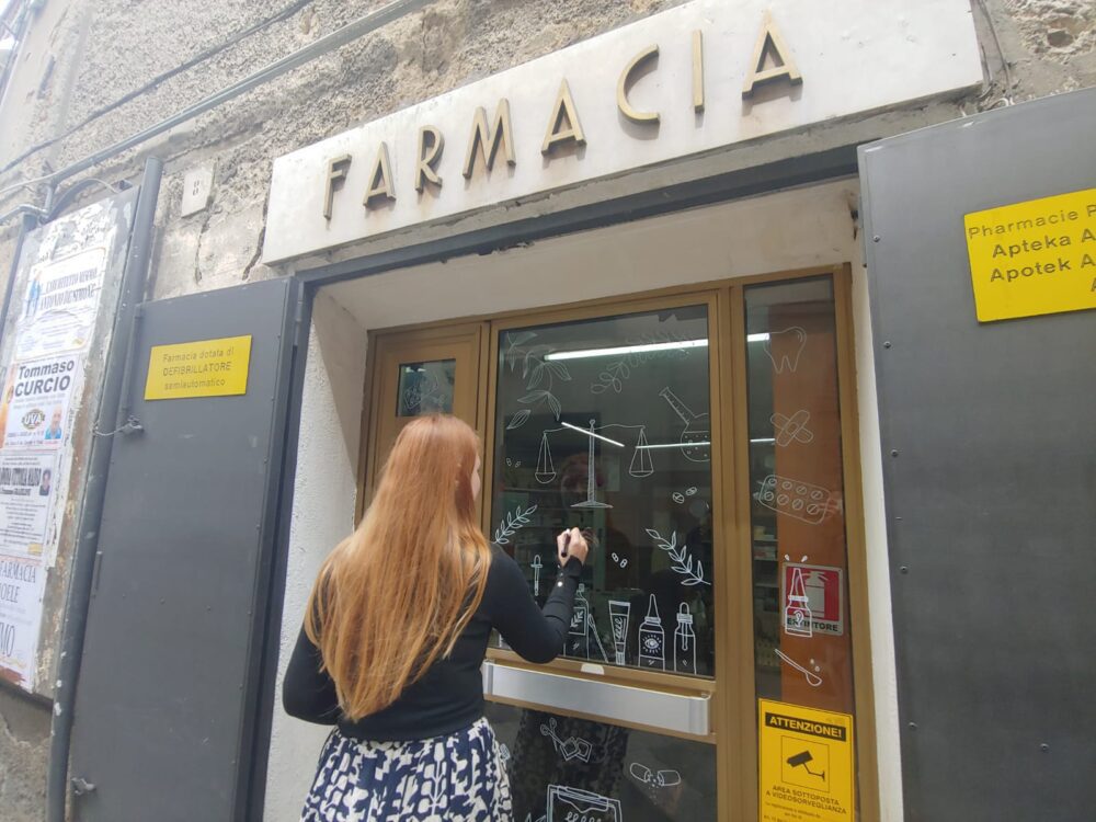 Da Parigi a Longobucco, nel cuore della Sila, per decorare le vetrine delle attività nel borgo 82 IMG 20230605 WA0032 scaled
