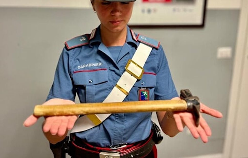 Colpisce il figlio il figlio con un martello