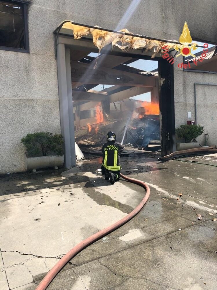 Montalto, incendio nel capannone di un mobilificio in contrada Coretto 59 coretto incendio 2 scaled