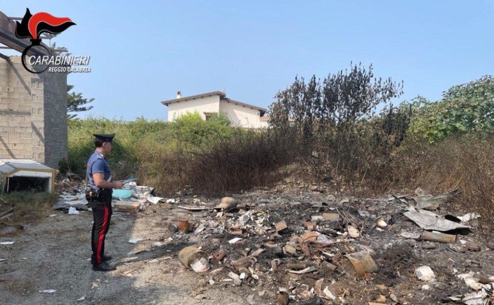 Sono stati i carabinieri a coglierli sul fatto. La pattuglia attirata dal fumo denso e dalle fiamme