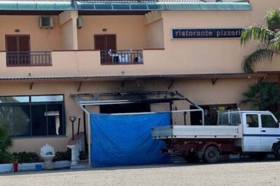 Due incendi dolosi a Cassano, a fuoco villetta e ristorante: sparati anche colpi di fucile 62 incendio doloso cassano