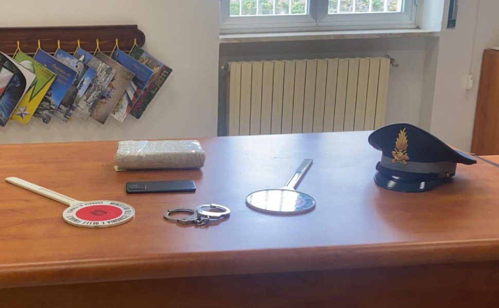 A bordo dell'auto con un chilo di cocaina, arrestato trentunenne 51 panetto cocaina finanza