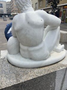 Cosenza e l'incivilità, un'altra statua del museo all'aperto deturpata: «Mab preda dei vandali» 57 statua ripulita mab cosenza