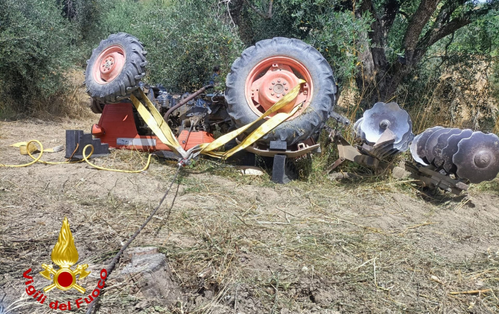 trattore incidente Rocca di Neto