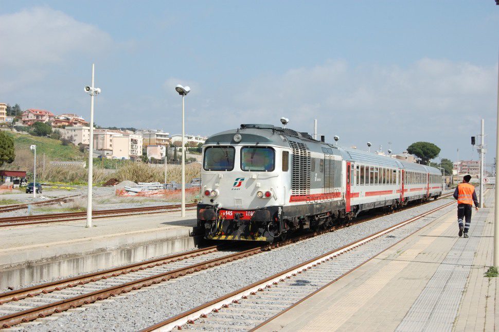treno sulla fascia jonica calabrese