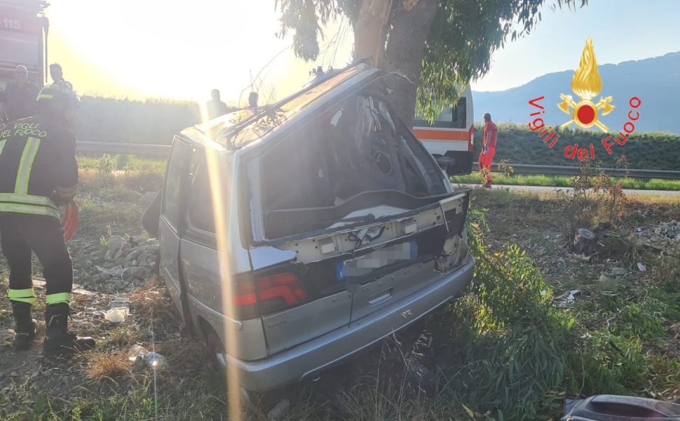 Auto finisce fuori strada e impatta violentemente contro gli alberi: un ferito 53 vigili del fuco