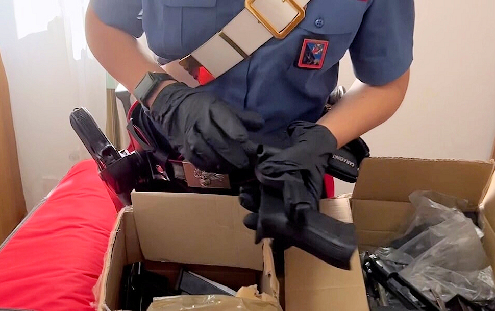 Armi giocattolo in pistole vere2