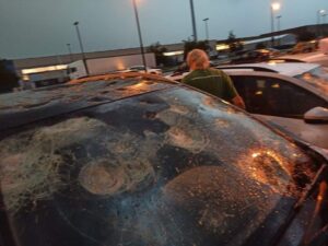 Al Sud caldo infernale senza sosta, al Nord chicchi di grandine come palle da tennis: 110 feriti 54 Danni