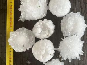 Al Sud caldo infernale senza sosta, al Nord chicchi di grandine come palle da tennis: 110 feriti 56 Feriti