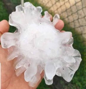 Al Sud caldo infernale senza sosta, al Nord chicchi di grandine come palle da tennis: 110 feriti 52 Grandine