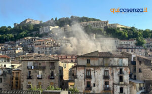 Cosenza, divampa un incendio al primo piano di un palazzo nel centro storico - FOTO 59 Incendio centro storico Cosenza