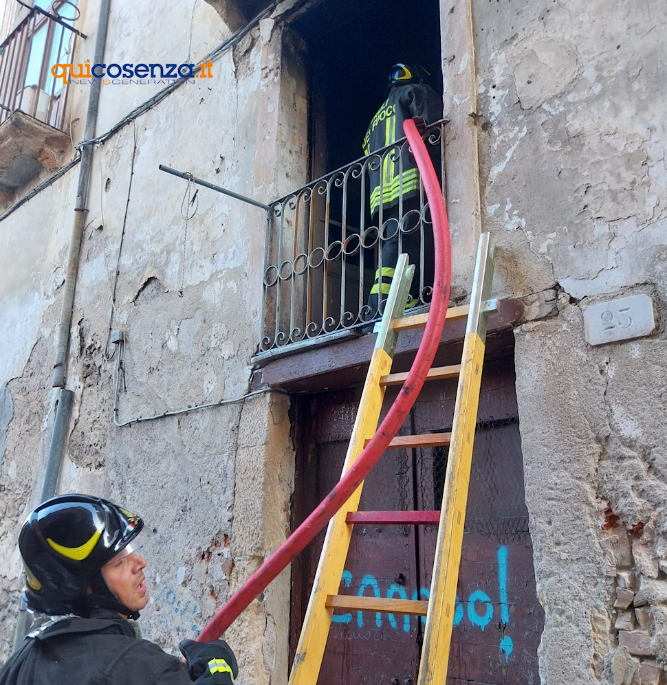 Cosenza, divampa un incendio al primo piano di un palazzo nel centro storico - FOTO 54 Incendio centro storico Cosenza2