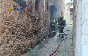 Cosenza, divampa un incendio al primo piano di un palazzo nel centro storico - FOTO 58 Incendio centro storico Cosenza5