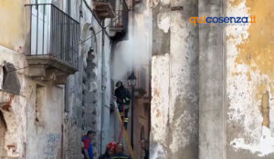 Cosenza, divampa un incendio al primo piano di un palazzo nel centro storico - FOTO 55 Incendio centro storico Cosenza6