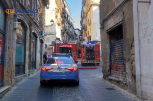 Cosenza, divampa un incendio al primo piano di un palazzo nel centro storico - FOTO 57 Incendio centro storico Cosenzaok