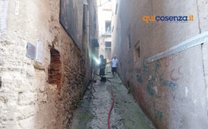 Cosenza, divampa un incendio al primo piano di un palazzo nel centro storico - FOTO 56 Incendio centro storico Cosenzaok2