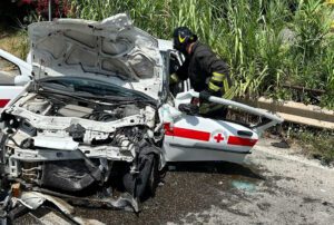 Amantea, scontro tra tir e auto della Croce Rossa: cinque feriti, uno è grave - FOTO 61 Incidente Amantea1