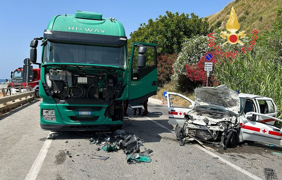 Amantea, scontro tra tir e auto della Croce Rossa: cinque feriti, uno è grave - FOTO 59 incidente amantea statale 18