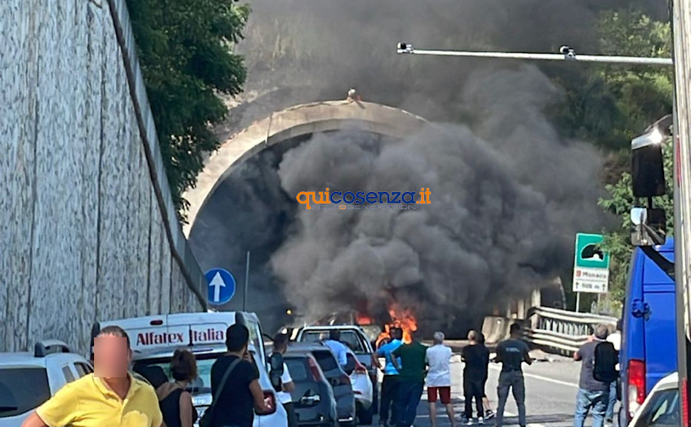 A2 auto in fiamme altilia