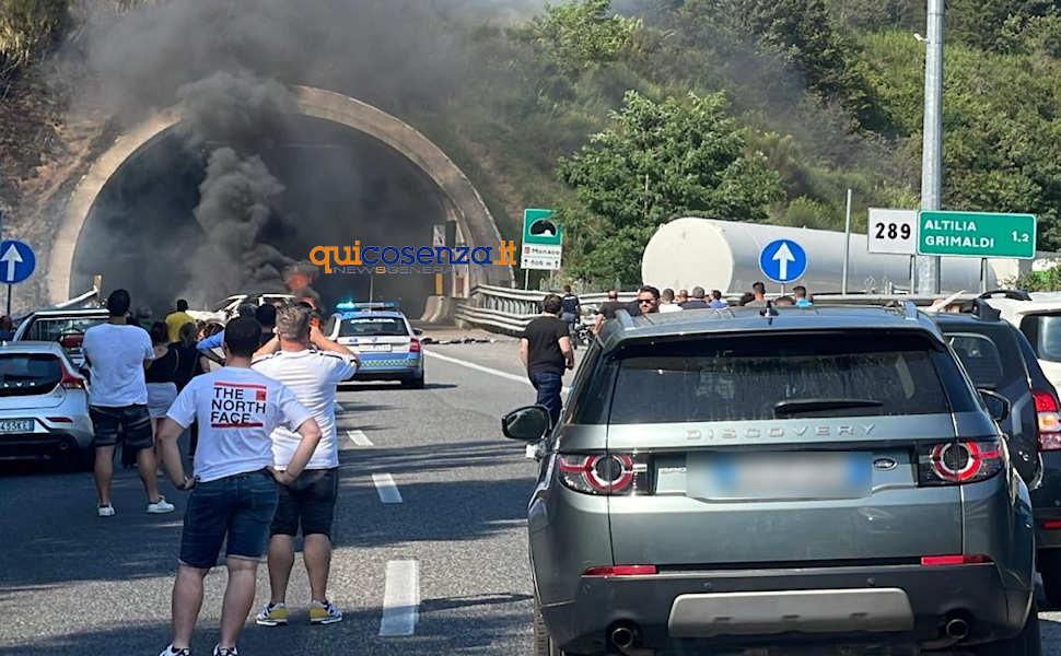 Incidente auto in fiamme A2 Altilia