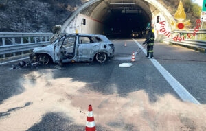 Incidente auto in fiamme A2 2